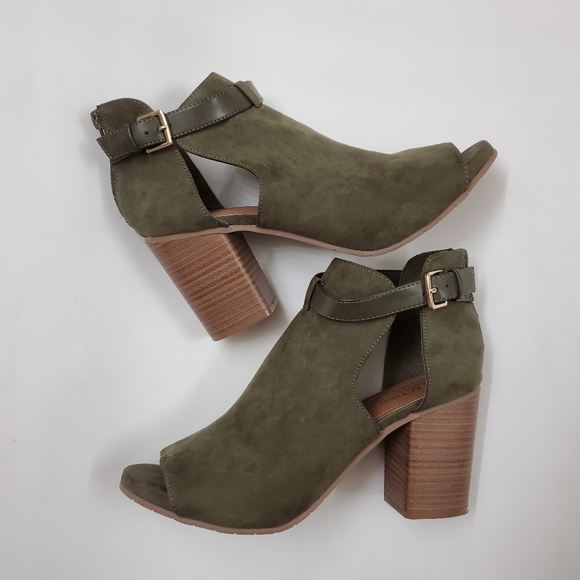 NWOT Olive Hit Hooded Bootie Ankle Boot - Picture 5 of 9
